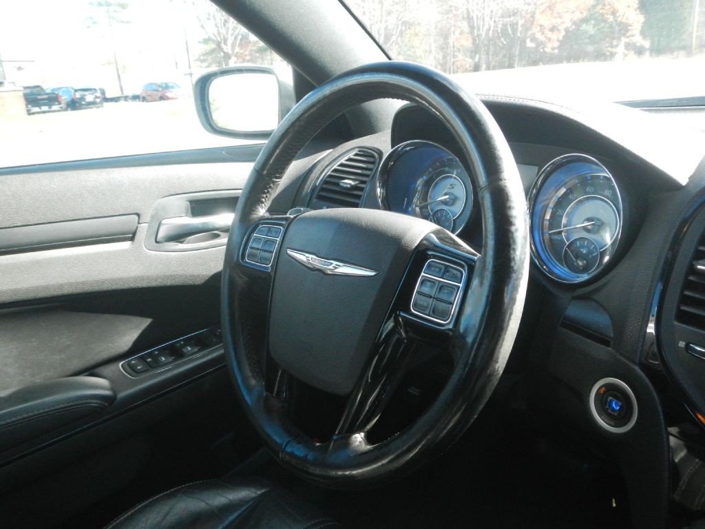 2012 Chrysler 300 Image 21