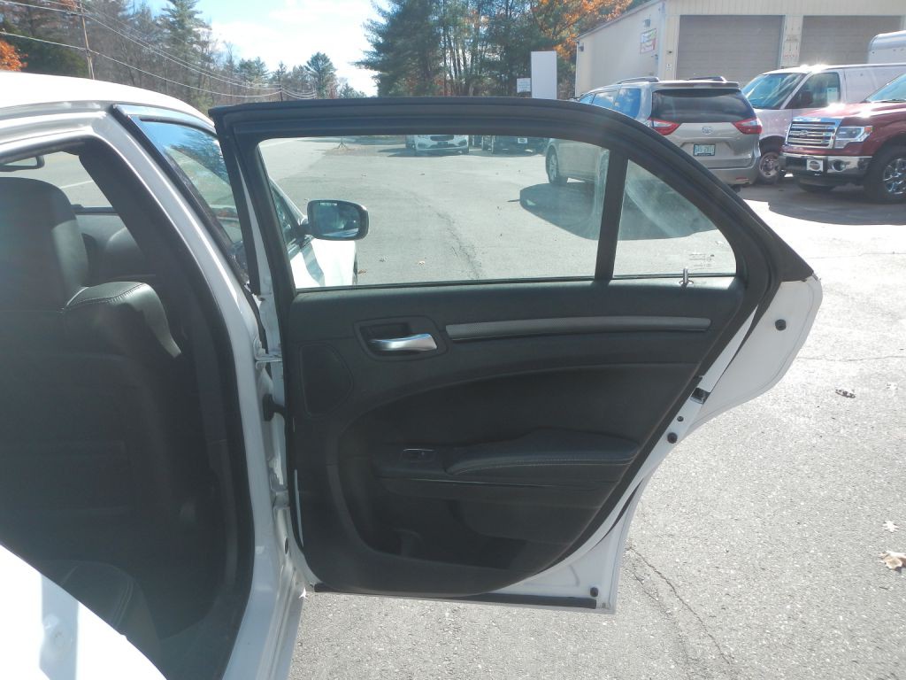 2012 Chrysler 300 Image 24
