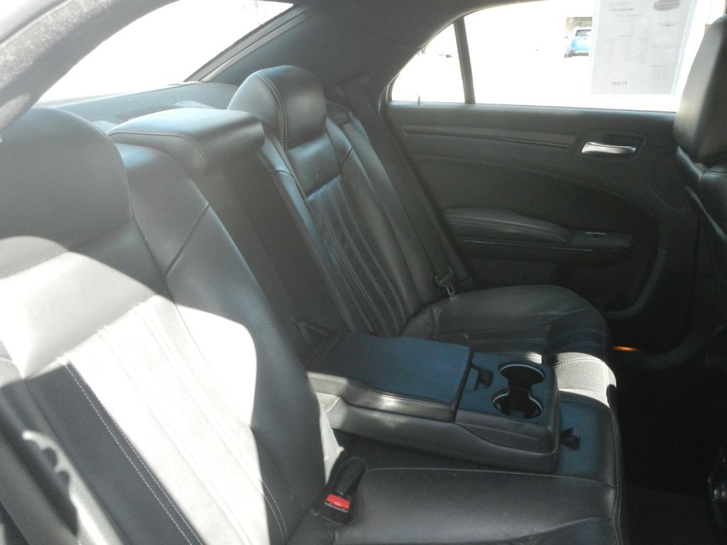 2012 Chrysler 300 Image 27