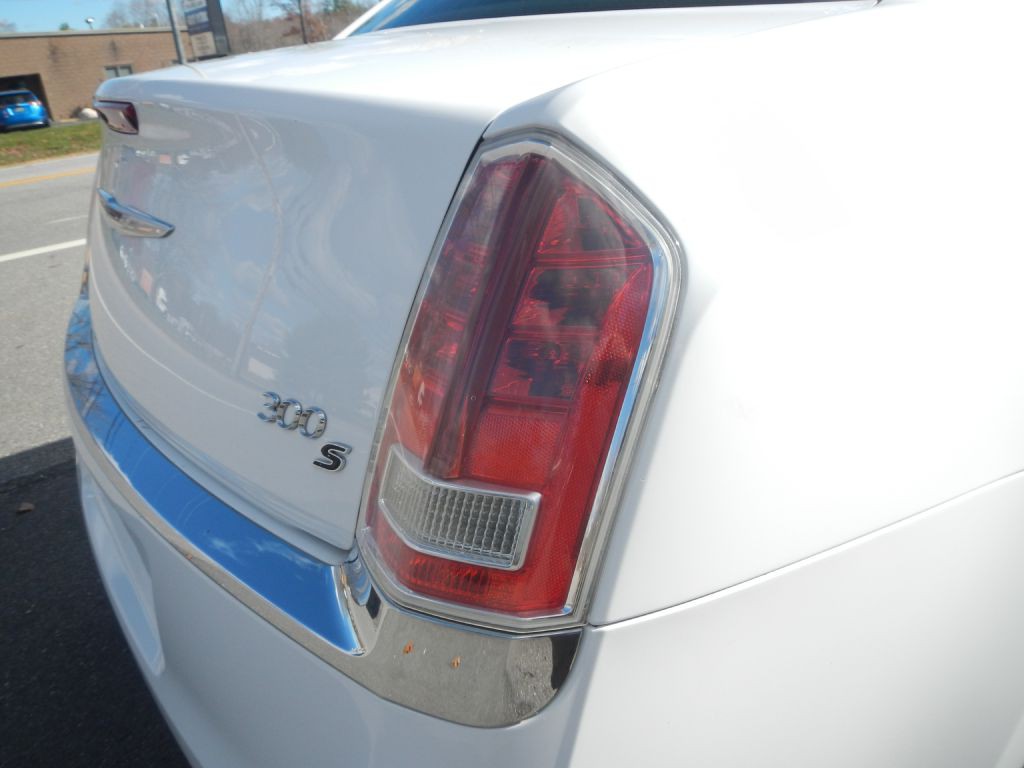 2012 Chrysler 300 Image 29