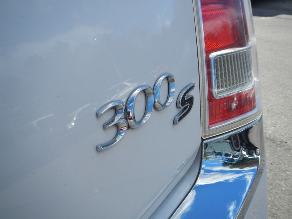 2012 Chrysler 300 Image 32