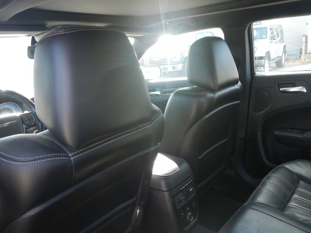 2012 Chrysler 300 Image 44