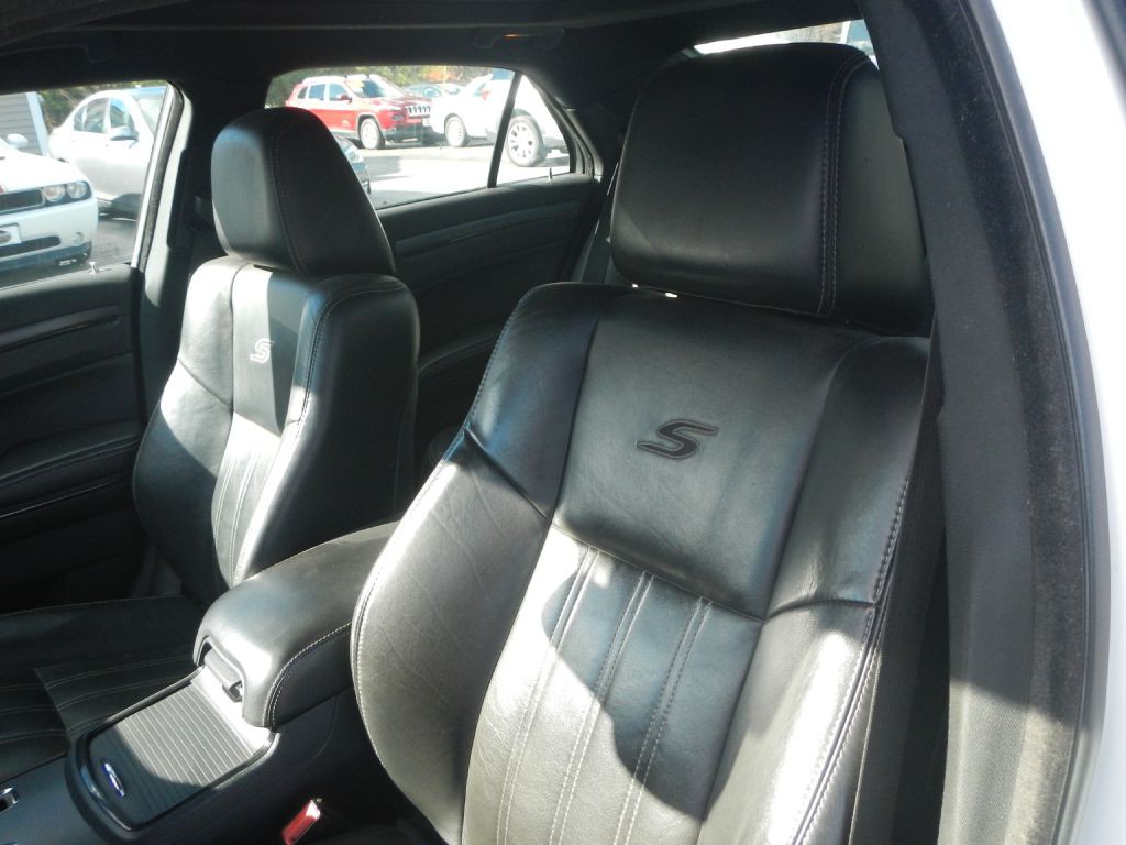 2012 Chrysler 300 Image 48