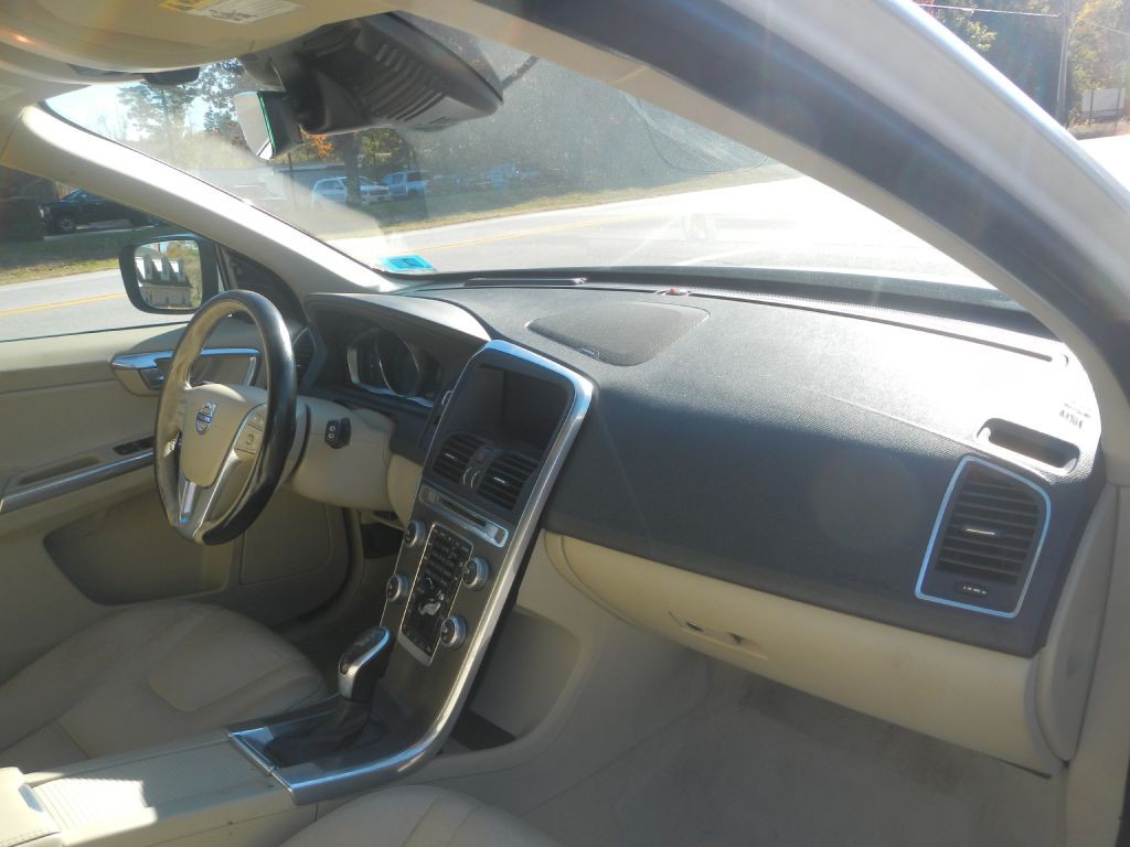 2016 Volvo XC60 Image 10