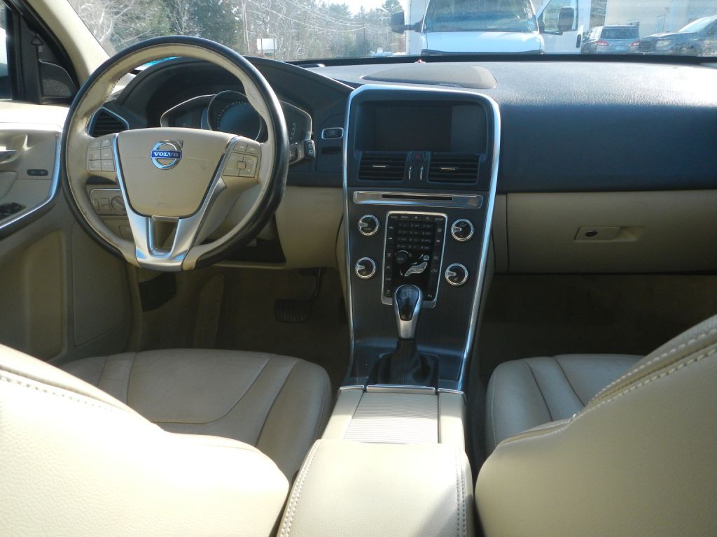 2016 Volvo XC60 Image 32