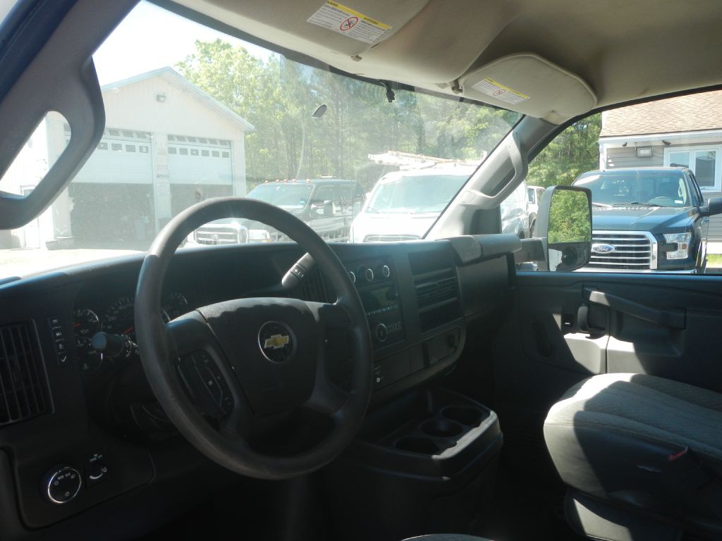 2017 Chevrolet Express Image 3