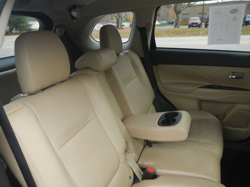 2017 Mitsubishi Outlander Image 32