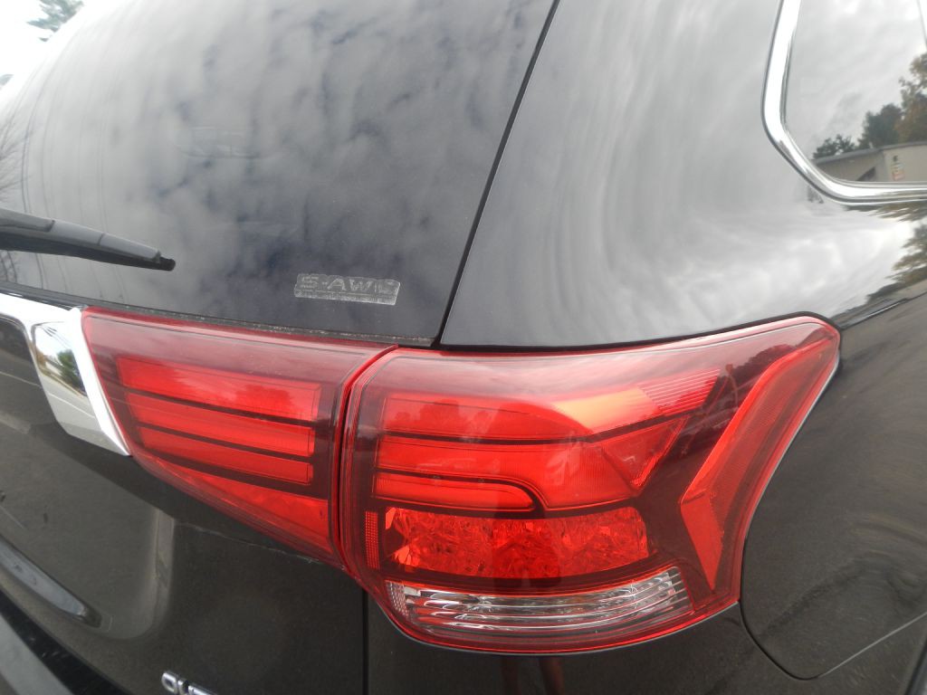 2017 Mitsubishi Outlander Image 35