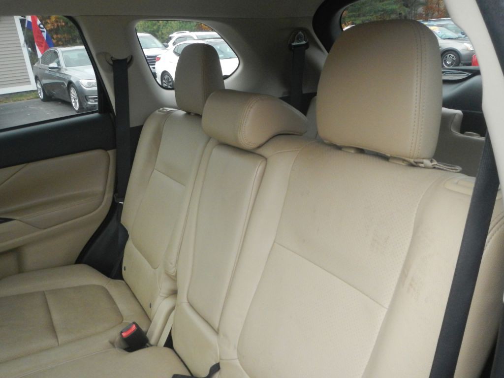 2017 Mitsubishi Outlander Image 45