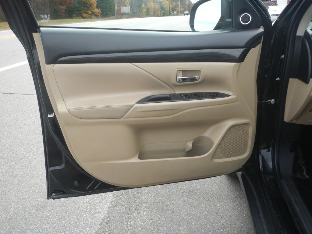 2017 Mitsubishi Outlander Image 48