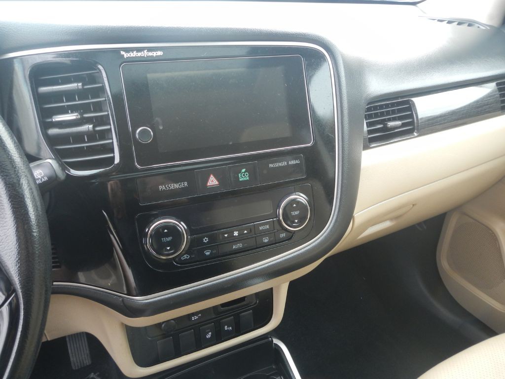 2017 Mitsubishi Outlander Image 52