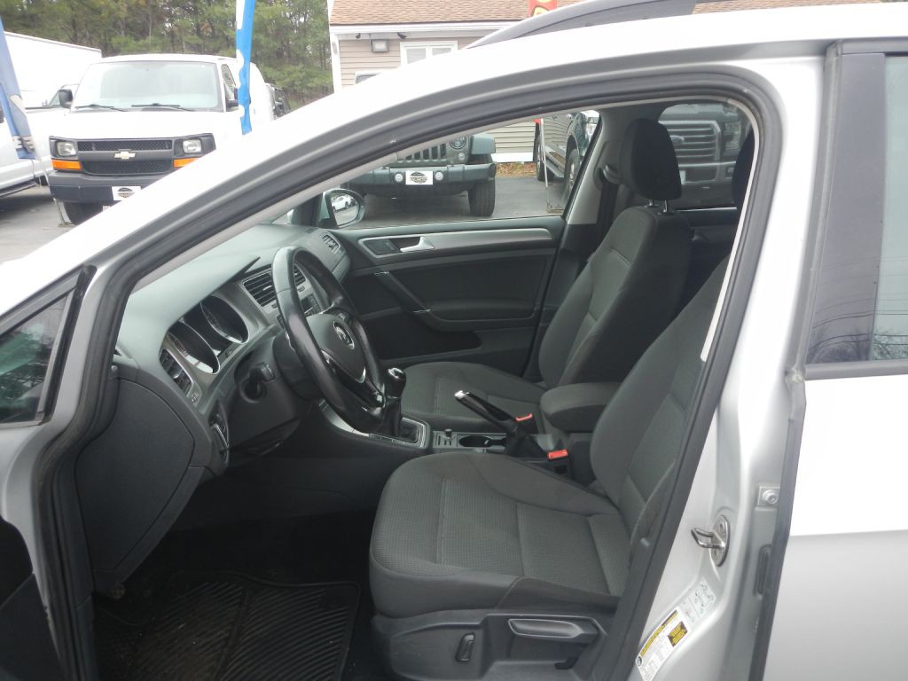 2016 Volkswagen Golf Image 25