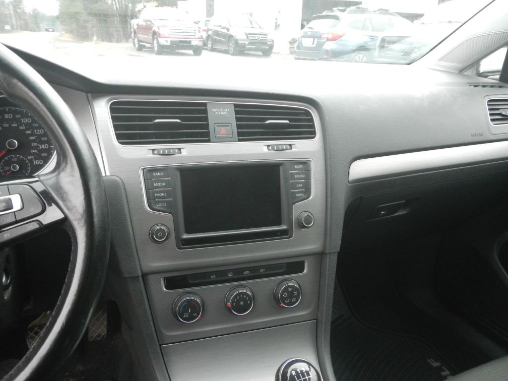 2016 Volkswagen Golf Image 28