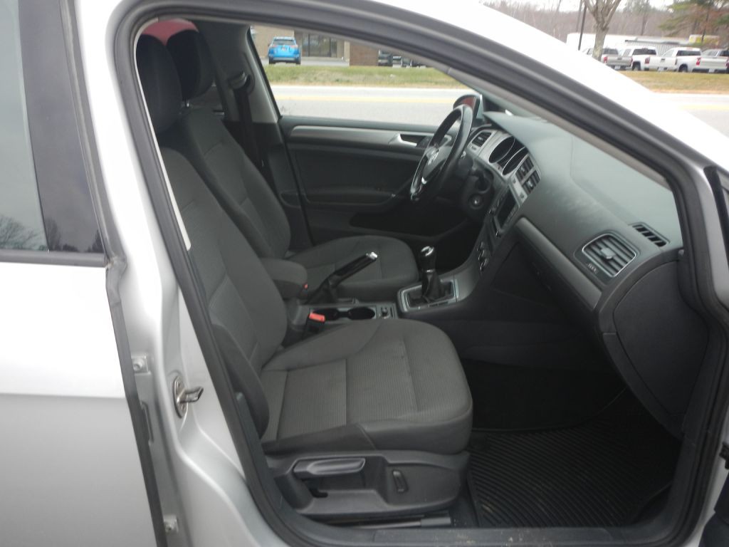 2016 Volkswagen Golf Image 38