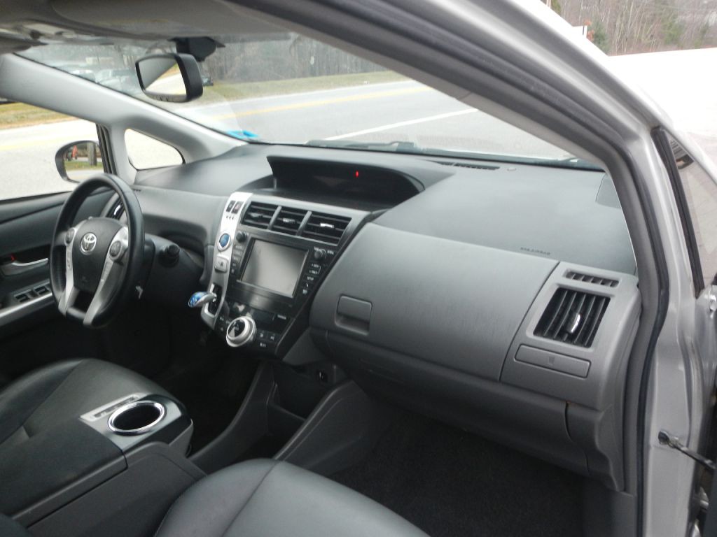 2013 Toyota Prius Image 4