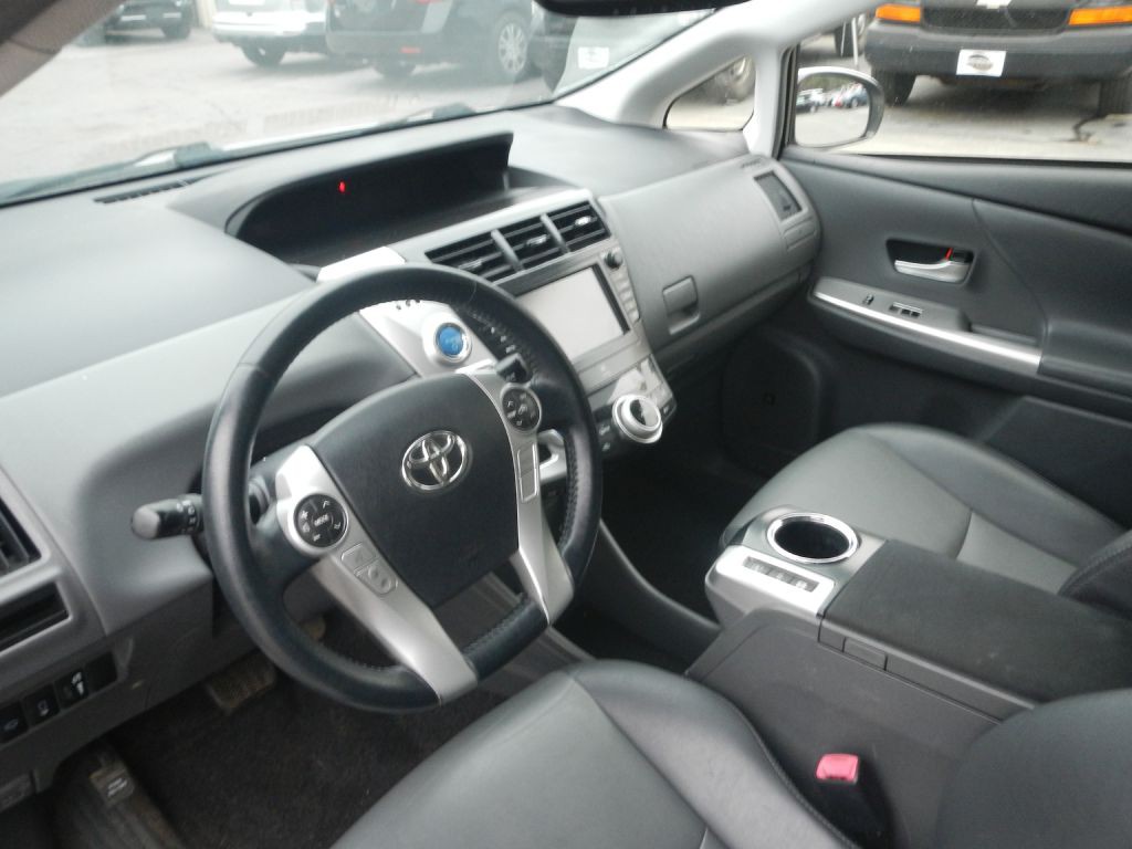 2013 Toyota Prius Image 8
