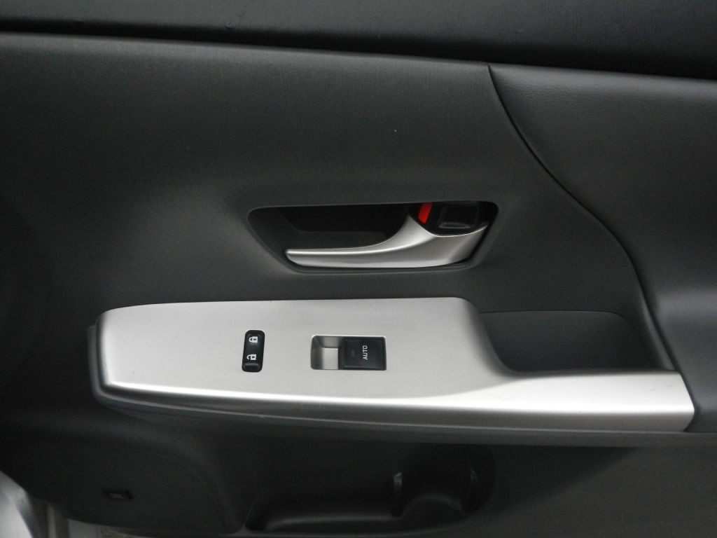 2013 Toyota Prius Image 15