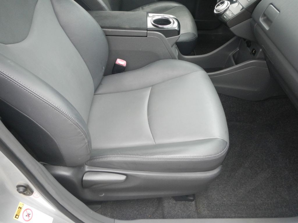 2013 Toyota Prius Image 16