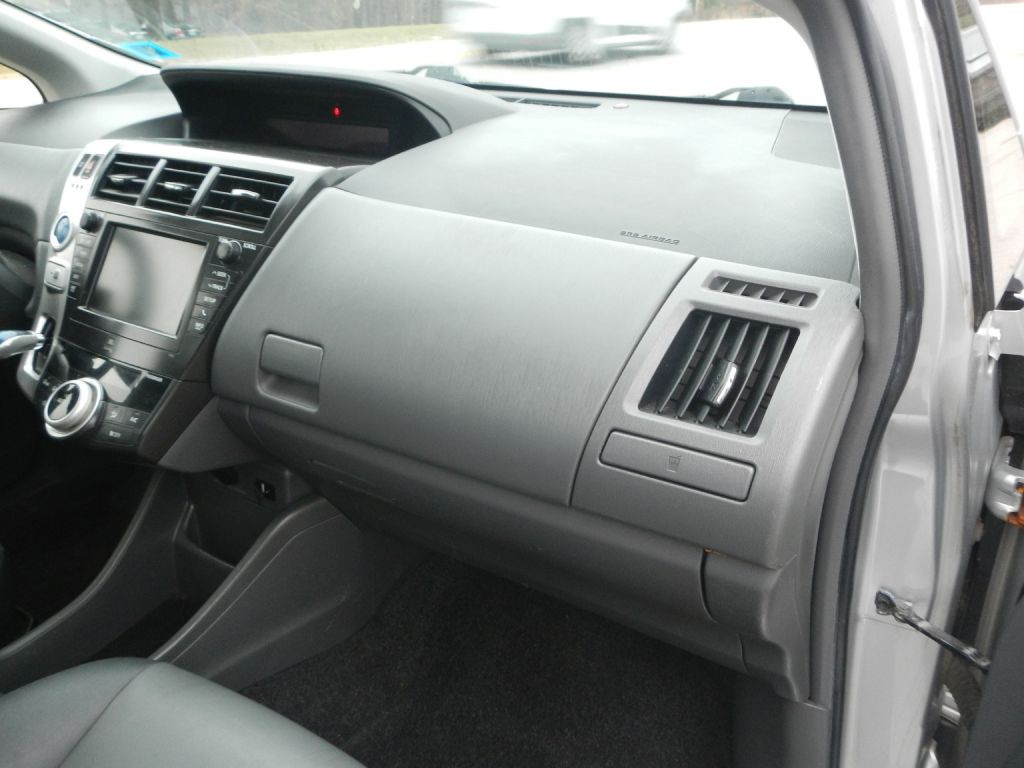 2013 Toyota Prius Image 21