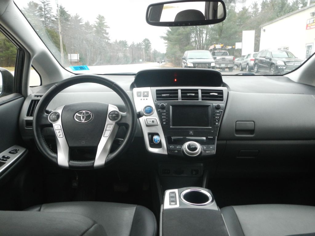 2013 Toyota Prius Image 40