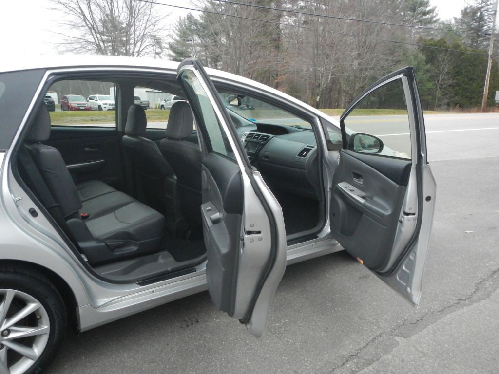 2013 Toyota Prius Image 11
