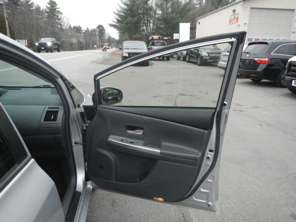 2013 Toyota Prius Image 12