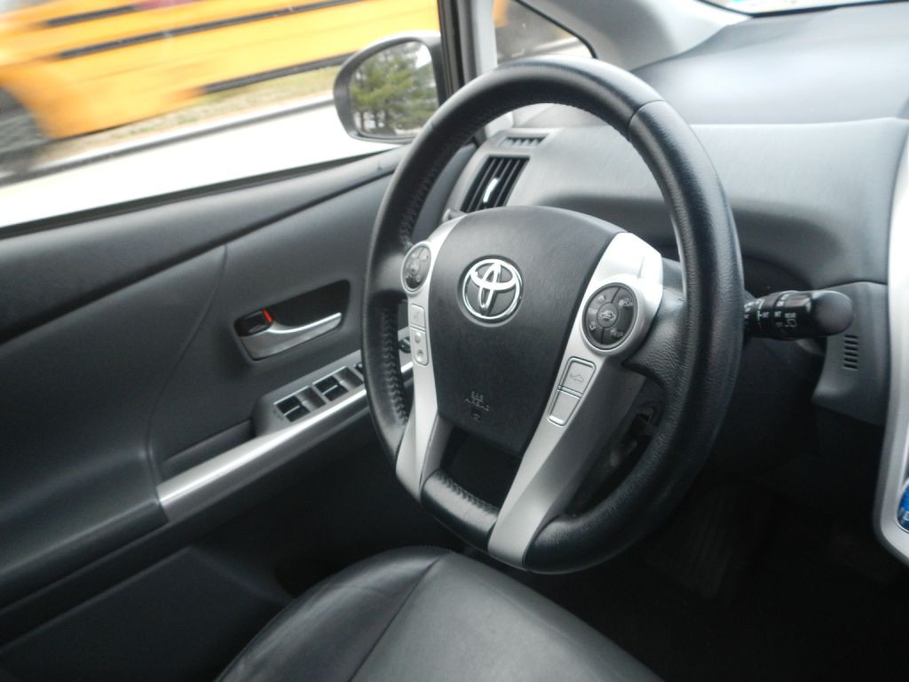 2013 Toyota Prius Image 17