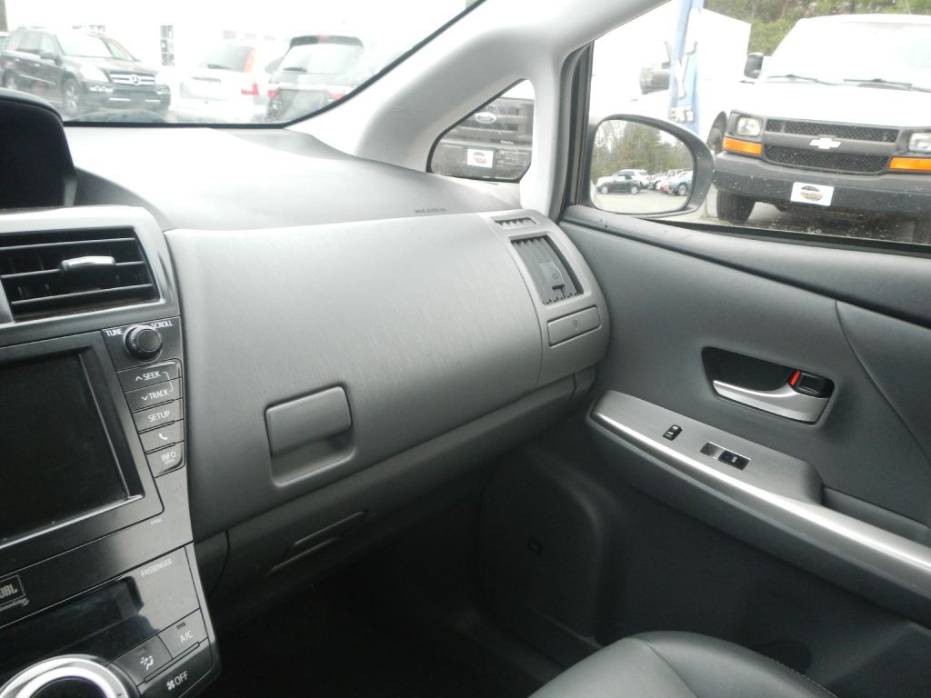 2013 Toyota Prius Image 43