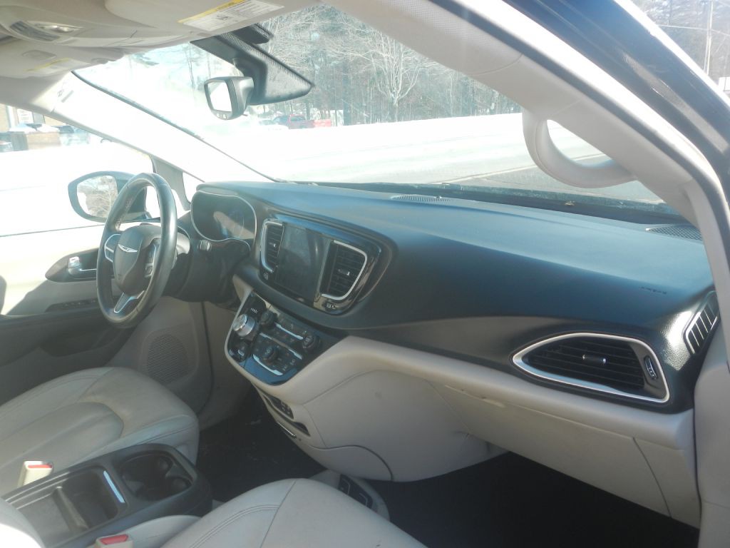 2018 Chrysler Pacifica Image 3