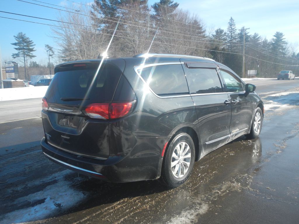 2018 Chrysler Pacifica Image 7