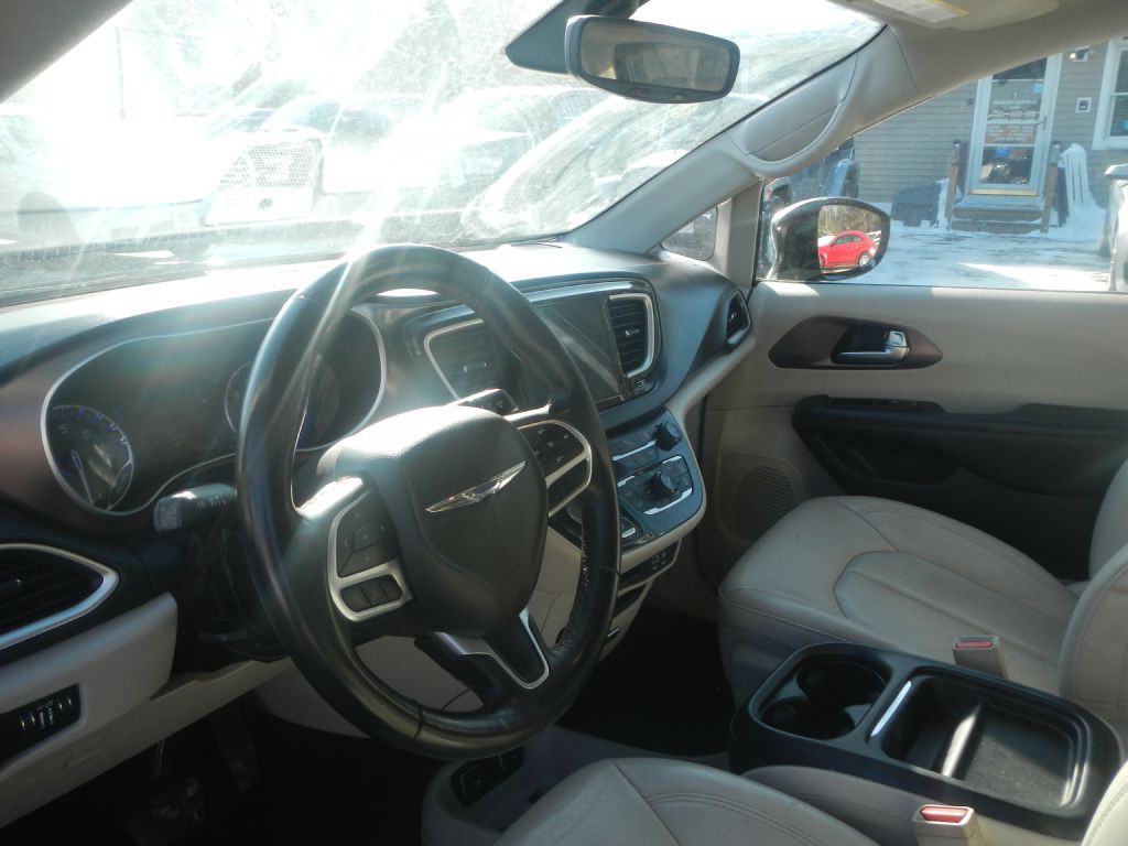 2018 Chrysler Pacifica Image 11