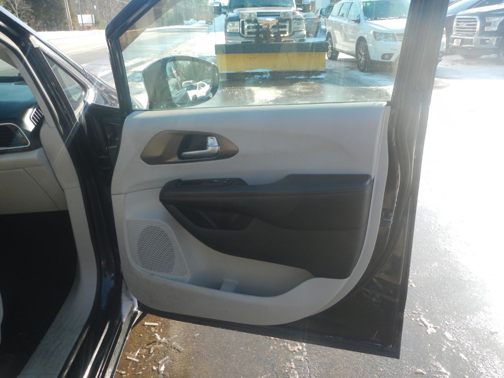 2018 Chrysler Pacifica Image 15