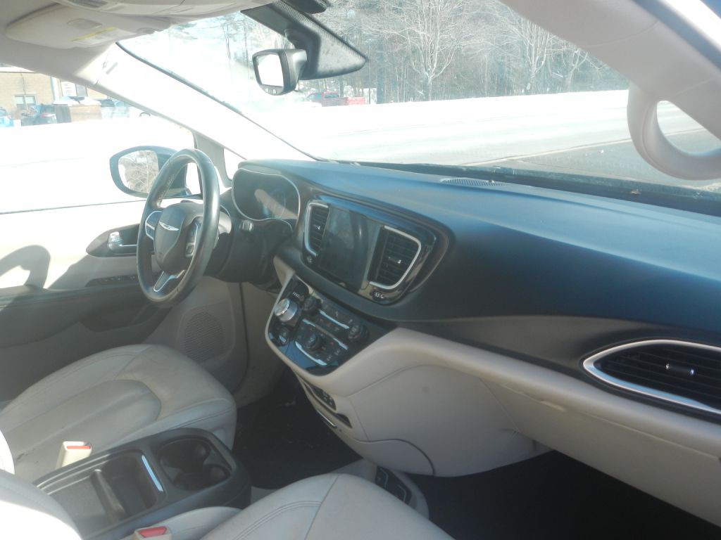 2018 Chrysler Pacifica Image 16