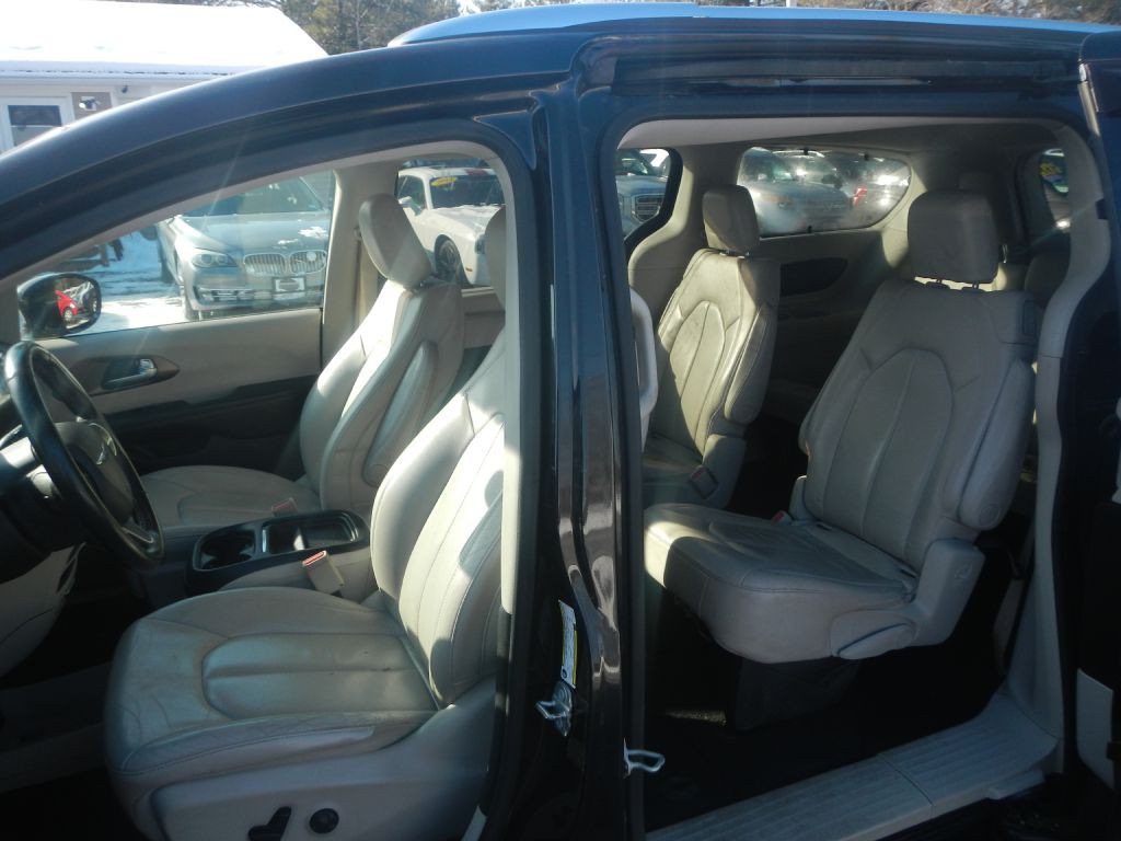 2018 Chrysler Pacifica Image 32