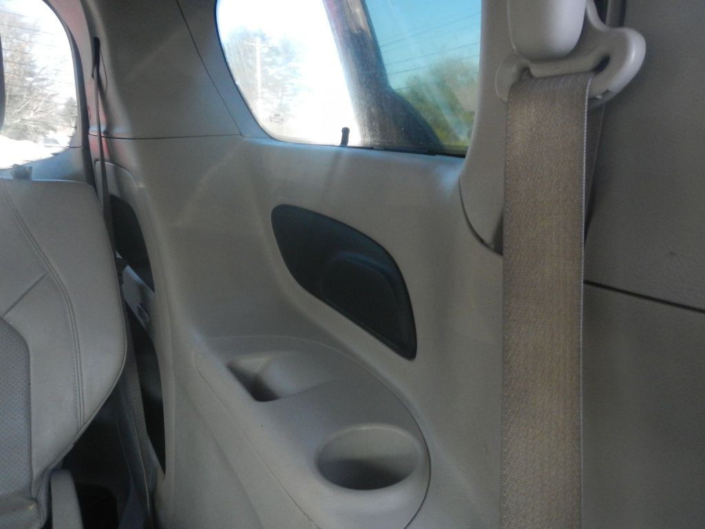 2018 Chrysler Pacifica Image 35