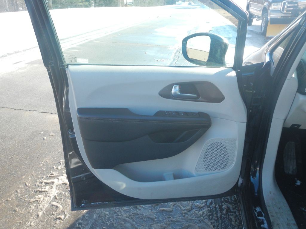 2018 Chrysler Pacifica Image 42