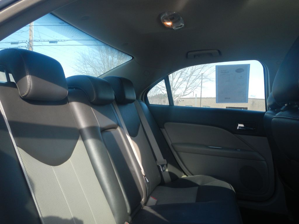 2010 Mercury Milan Image 4