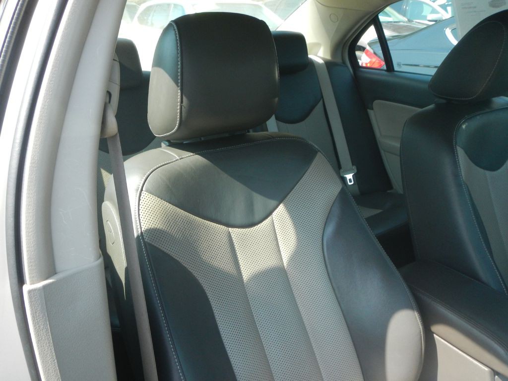 2010 Mercury Milan Image 18