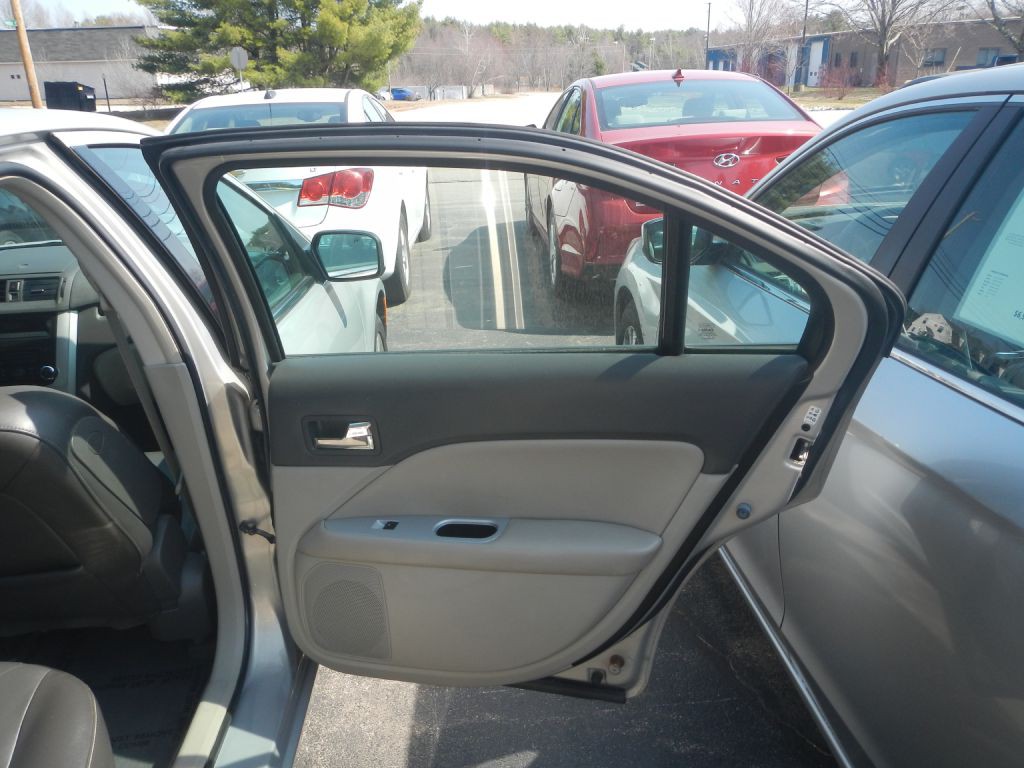 2010 Mercury Milan Image 23