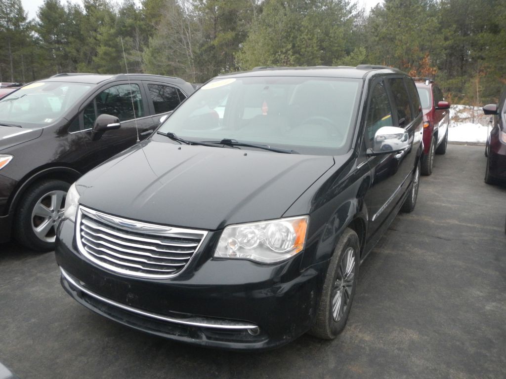 2014 Chrysler Town & Country Image 2