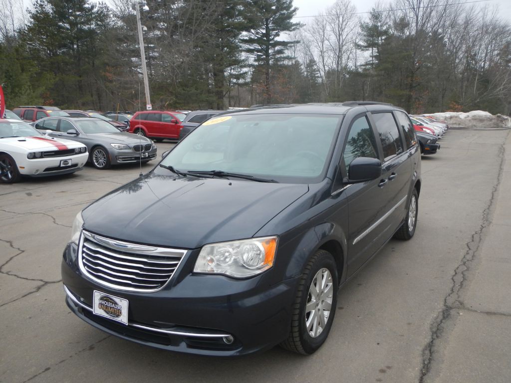 2014 Chrysler Town & Country Image 2