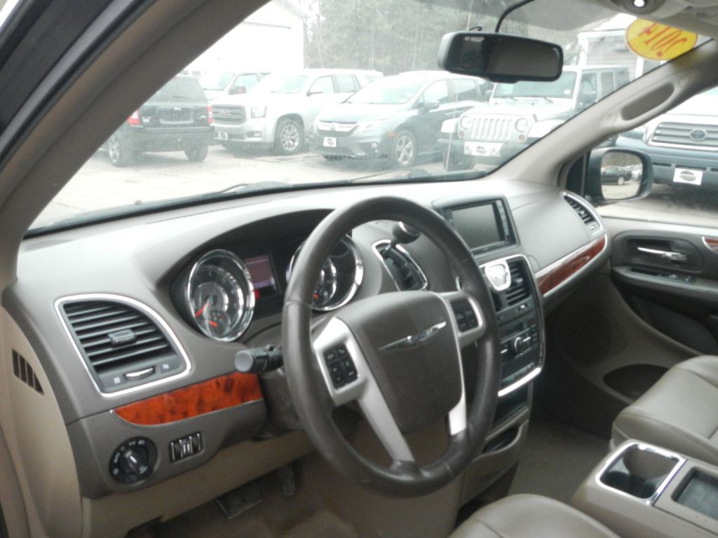2014 Chrysler Town & Country Image 3