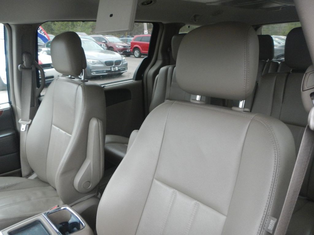 2014 Chrysler Town & Country Image 4