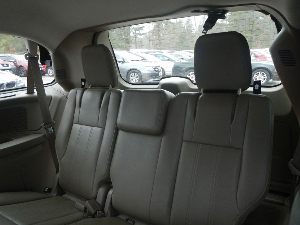 2014 Chrysler Town & Country Image 6