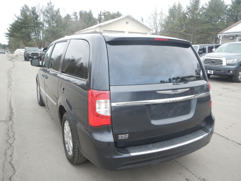 2014 Chrysler Town & Country Image 7