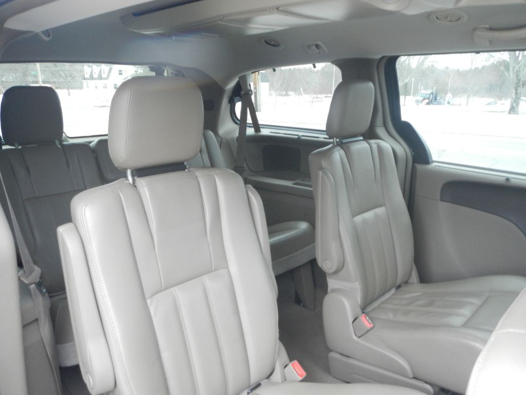 2014 Chrysler Town & Country Image 9