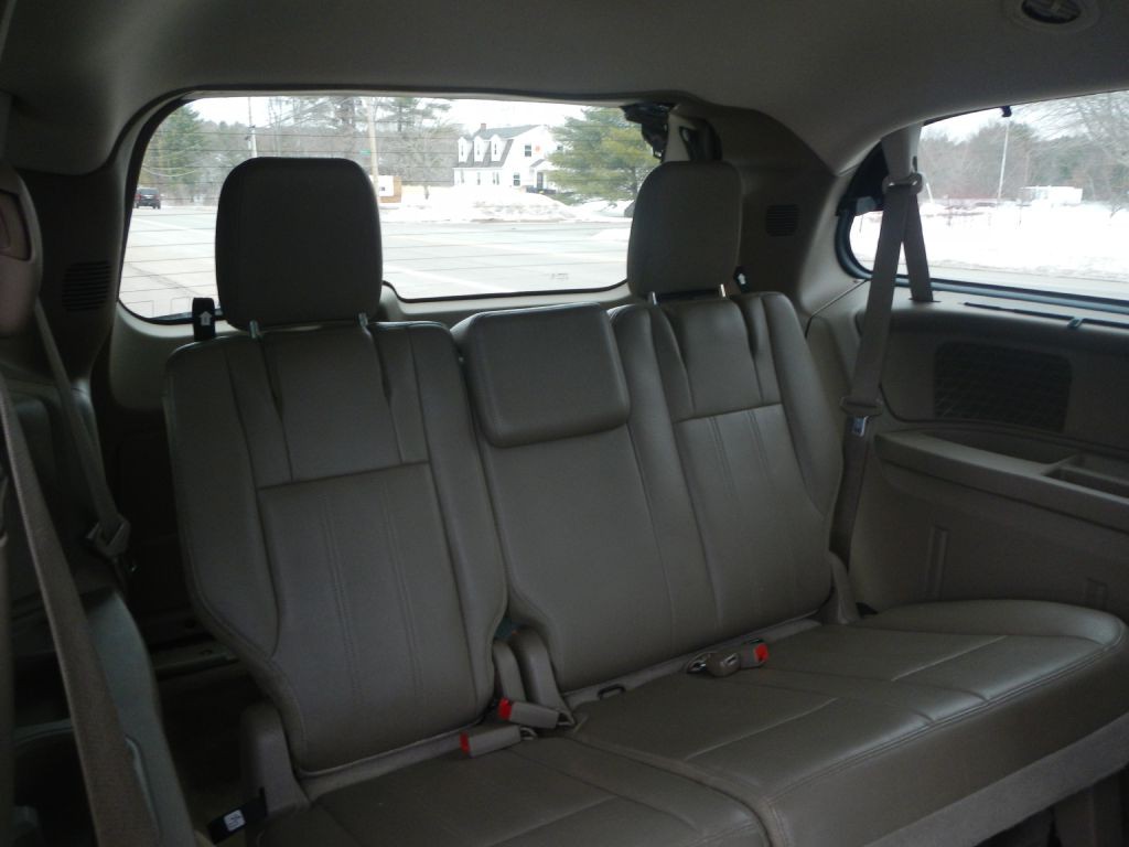 2014 Chrysler Town & Country Image 10