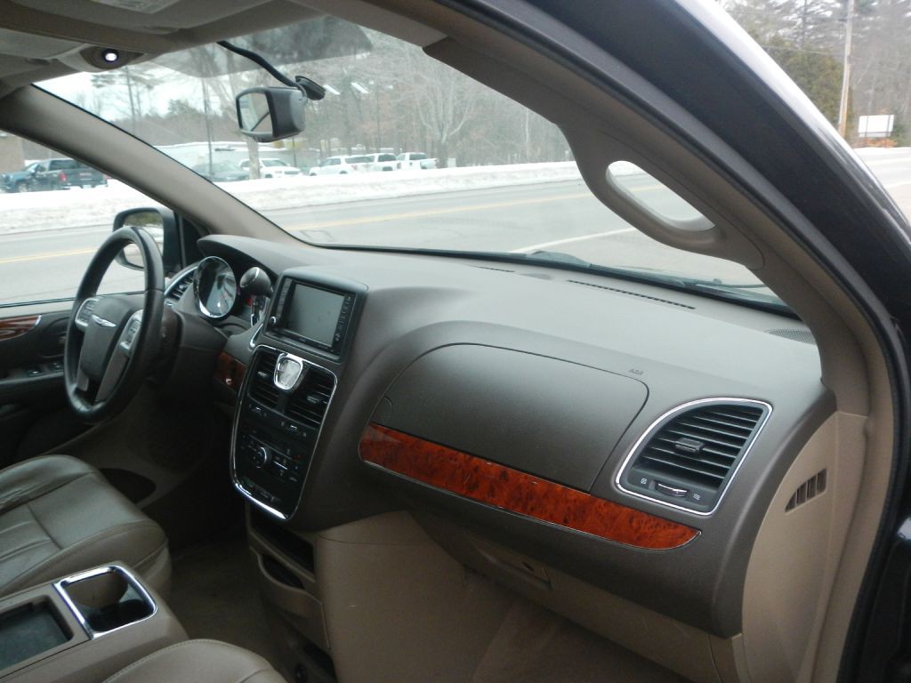2014 Chrysler Town & Country Image 11