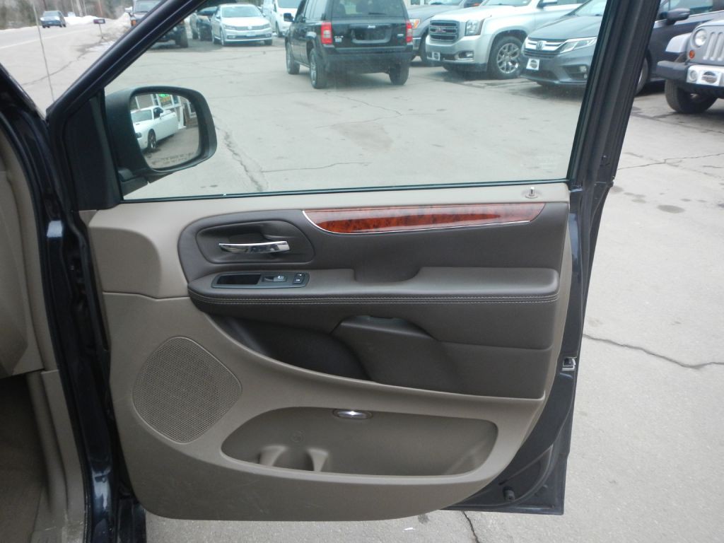 2014 Chrysler Town & Country Image 15