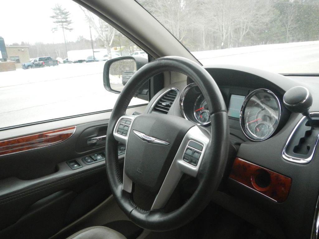 2014 Chrysler Town & Country Image 16
